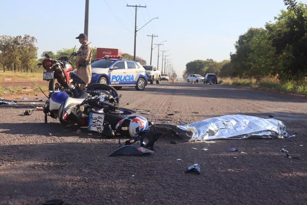 Com o impacto da batida, os veículos ficaram parcialmente destruídos – Foto: Alessandro Ferreira / Agência Tocantins