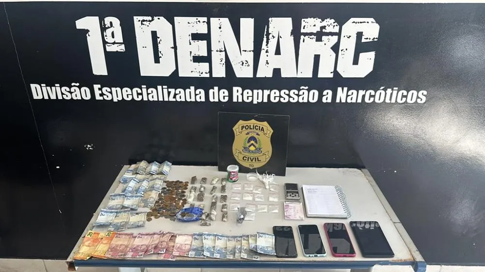 Drogas, dinheiro e outros objetos apreendidos com Darley durante a ação policial – Foto: Alessandro Ferreira / Agência Tocantins