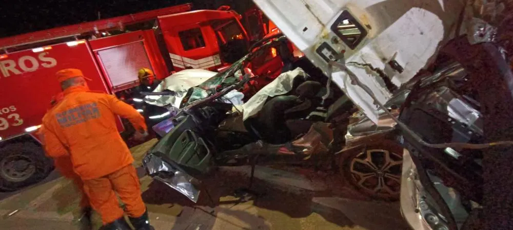 Os militares do Corpo de Bombeiros tiveram desencarcerar o corpo da vítima que estava preso às ferragens do veículo – Foto: Alessandro Ferreira / Agência Tocantins