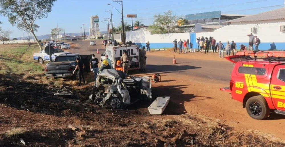 O corpo da vítima foi removido das ferragens pelo corpo de bombeiros e levado para o IML – Foto: Alessandro Ferreira / Agência Tocantins