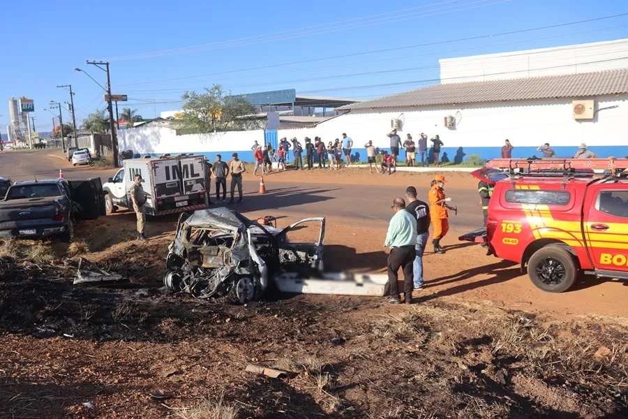 O corpo foi desencarcerado das ferragens do veículo pelo corpo de bombeiros e levado para o IML pelo rabecão da Polícia Civil -– Foto: Alessandro Ferreira / Agência Tocantins