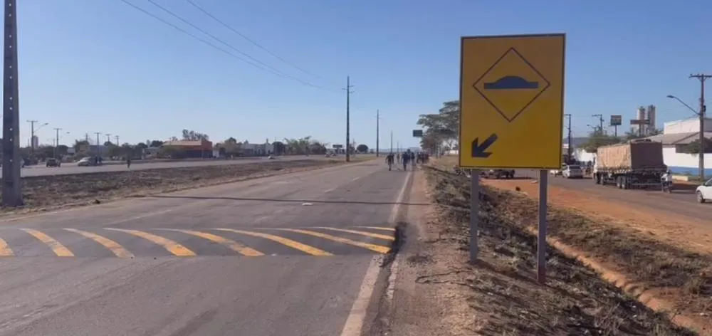 O condutor do carro de passeio reduziu a velocidade para passar na lombada quando foi atingido por trás pela caminhonete que vinha em alta velocidade -– Foto: Alessandro Ferreira / Agência Tocantins