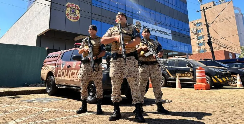 Policiais militares da Força Tática do 1º BPM responsáveis pela abordagem e prisão dos suspeitos – Foto: Alessandro Ferreira / Agência Tocantins