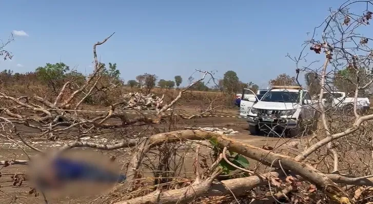 O local foi periciado e em seguida o corpo foi levado para o IML pelo rabecão da Polícia Civil – Foto: Alessandro Ferreira / Agência Tocantins