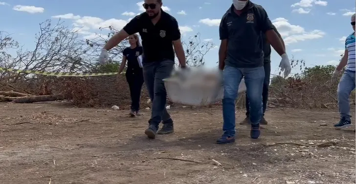 O corpo foi levado para o IML pelo rabecão da Polícia Civil – Foto: Alessandro Ferreira / Agência Tocantins