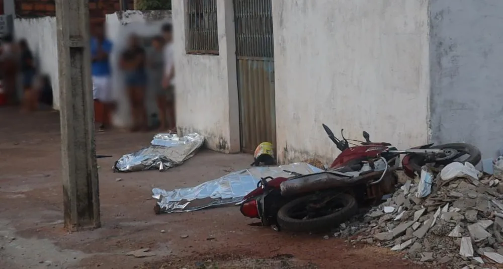 As vítimas no momento do crime estavam em uma motocicleta, os corpos ficaram ao lado do veículo – Foto: Alessandro Ferreira / Agência Tocantins