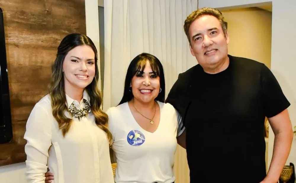 Janad ao lado da apóstola Késia Breder e do apóstolo Sérgio Paulo da igreja Nova Chance