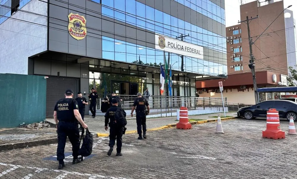 Policiais federais retornando para a Superintendência da PF após cumprirem ordens judiciais durante a operação Máximus — Foto: Alessandro Ferreira / Agência Tocantins