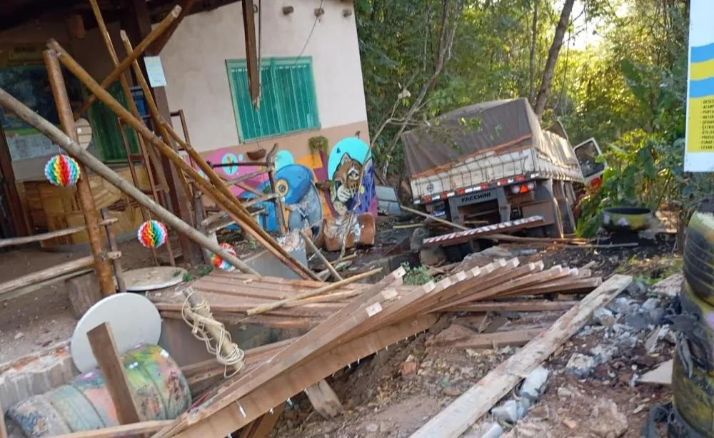 A estrutura da cabana que pertence aos administradores da área da cachoeira ficou destruída – Foto: Reprodução / Agência Tocantins