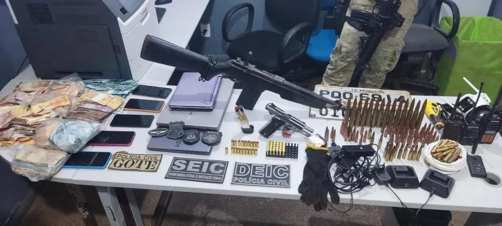 Com o casal foram encontrados e apreendidos: um fuzil calibre .762; munições de .762 e de .50; uma pistola calibre.9mm; explosivos; grande quantidade em dinheiro - Foto: Divulgação / SSPTO