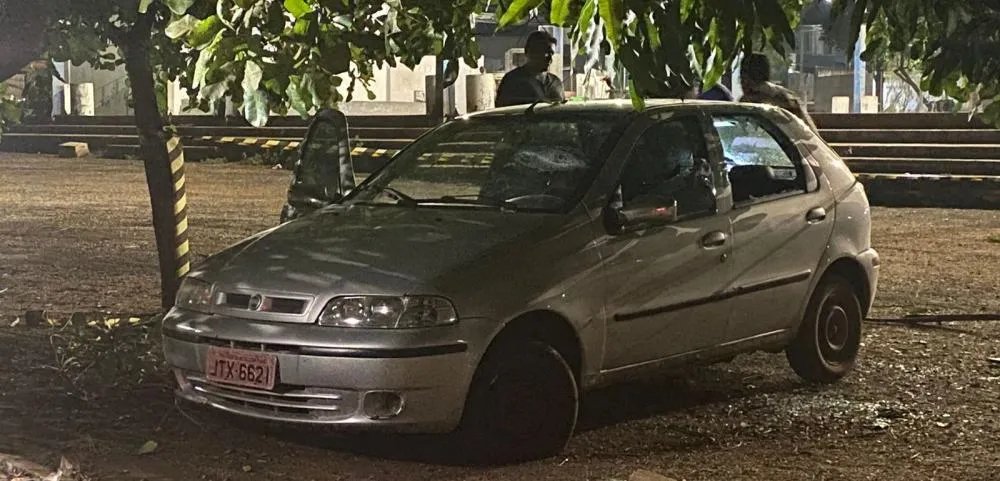 Michael ainda quebrou o carro da mulher, o veículo estava estacionado na área da feira coberta da quadra - Foto: Elias Viana / SBT Tocantins 