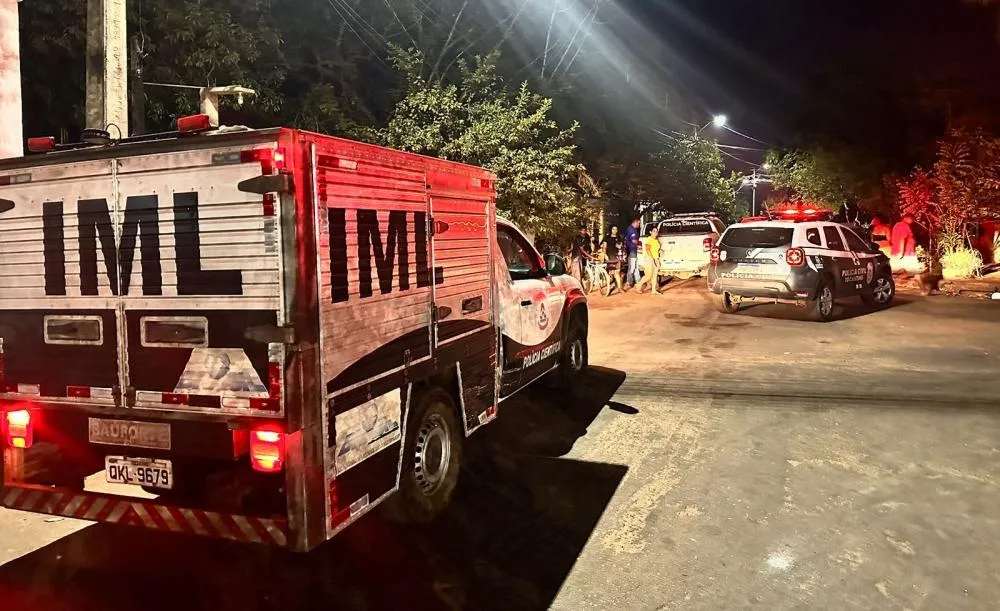 Após o local ser periciado, o corpo foi levado para a sede do IML pelo rabecão da Polícia Civil – Foto: Alessandro Ferreira / Agência Tocantins