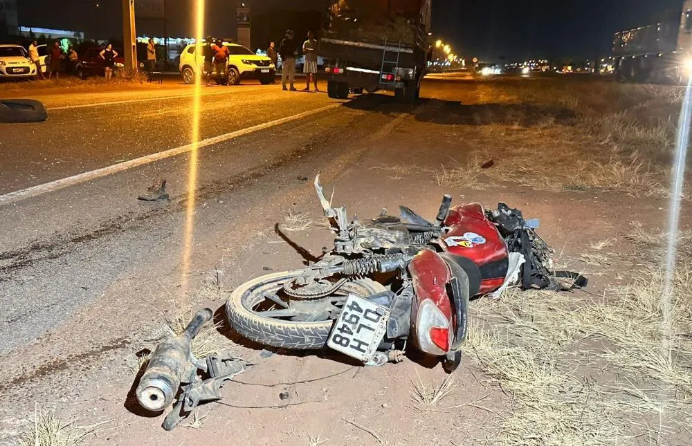 Com o acidente, a motocicleta ficou totalmente destruída – Foto: Alessandro Ferreira / Agência Tocantins