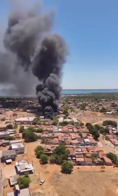 A coluna de fumaça preta durante incêndio chamou a atenção de moradores de diversas partes da capital — Foto: Alessandro Ferreira / Agência Tocantins