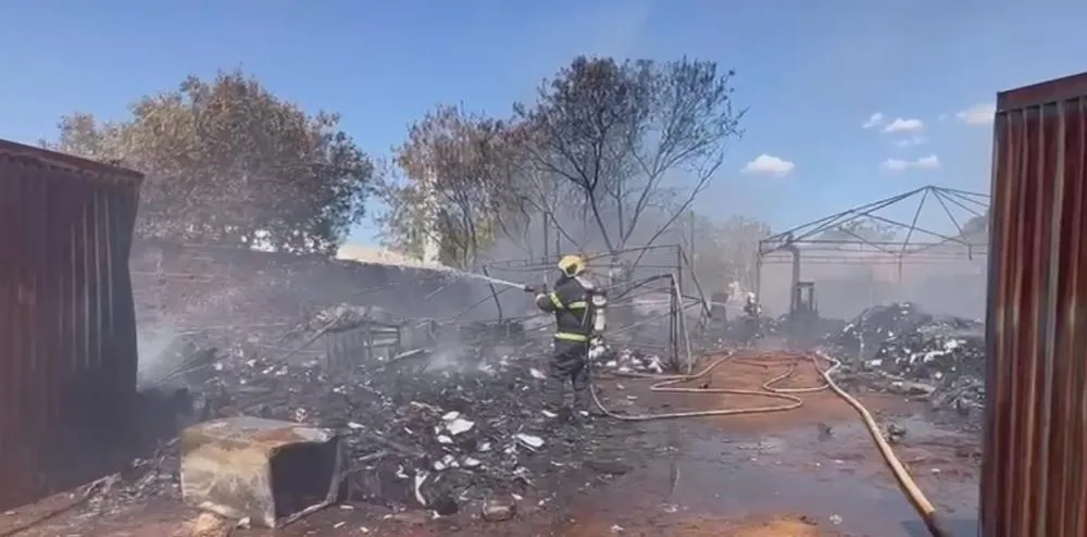 Após combater as chamas, os militares do Corpo de Bombeiros realizaram o rescaldo para que não haja risco de novos focos de incêndio no local — Foto: Alessandro Ferreira / Agência Tocantins 