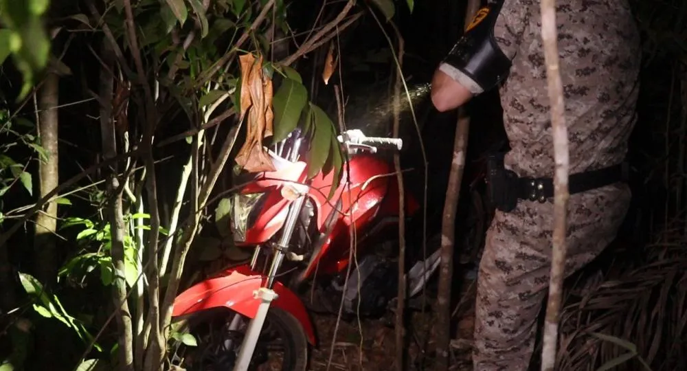 A motocicleta estava escondida em uma área de mato de difícil acesso às margens da rodovia BR-010, na região do Machado – Foto: Alessandro Ferreira / Agência Tocantins