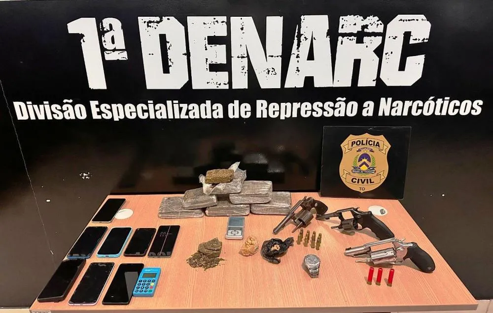 Droga, aparelhos celulares, armas de fogo, munições, além de balança de precisão e uma maquina de passar cartão, foram apreendidos pela Polícia Civil com o grupo criminoso em Palmas – Alessandro Ferreira / Agência Tocantins