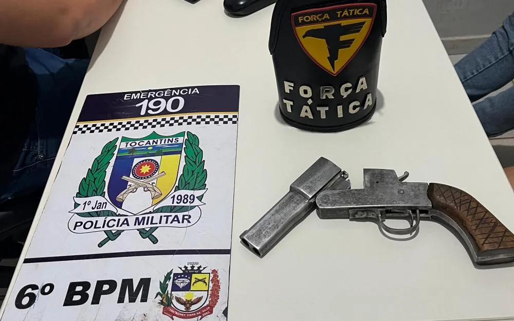 Arma de fogo de fabricação artesanal possivelmente usada no crime, foi encontrada dentro do carro – Foto: Divulgação / Ascom 6º BPM