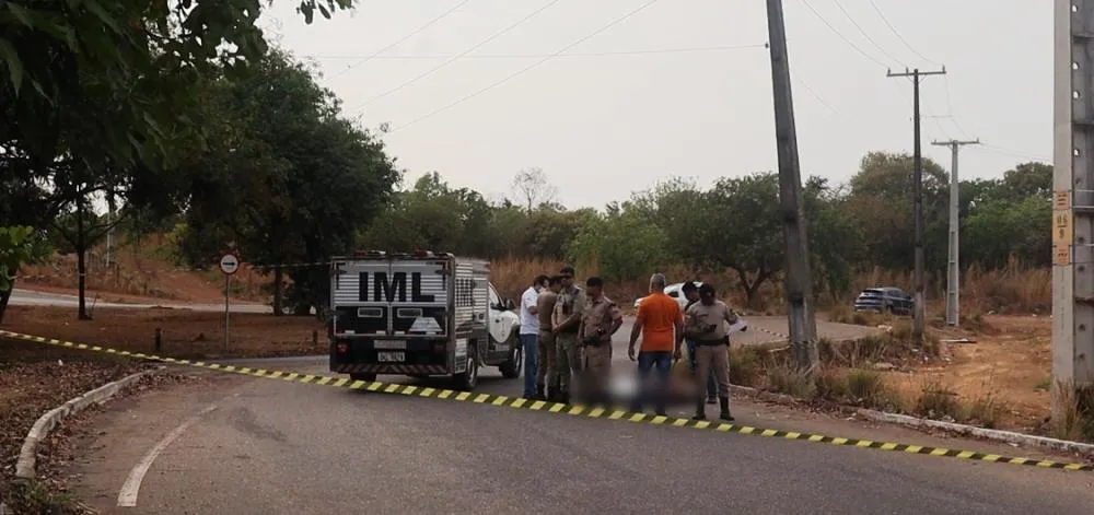 Após o local ser periciado, o corpo da jovem foi levado para o IML – Foto: Alessandro Ferreira / Agência Tocantins