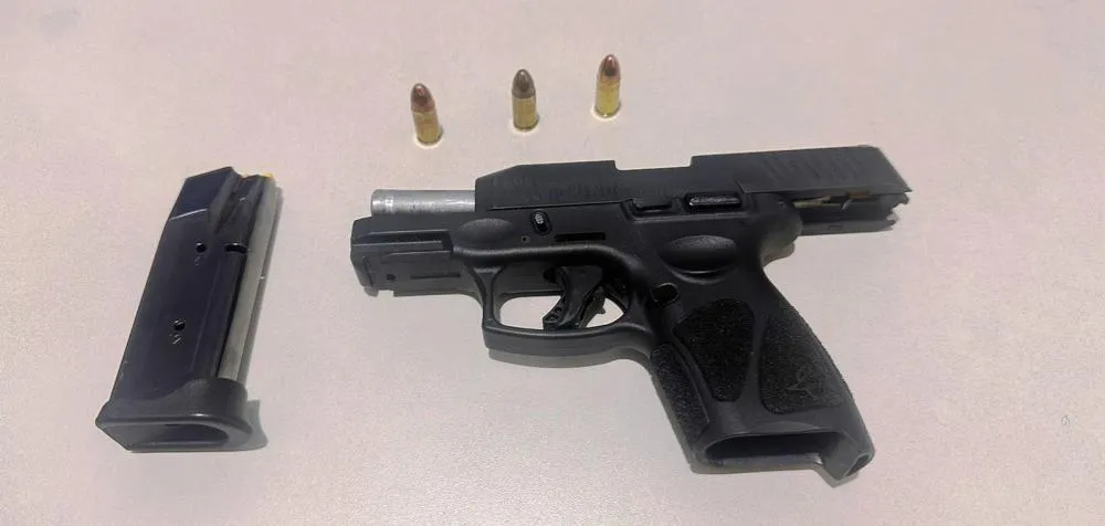 Arma de fogo do tipo pistola da Marca Taurus, calibre 9mm, apreendida com o indivíduo pelo subtenente da PMTO – Foto: Alessandro Ferreira / Agência Tocantins