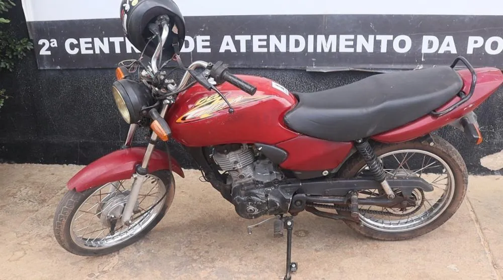 Motocicleta havia sido furtada na última sexta-feira no Jardim Aureny II, e foi recuperada pela Polícia Militar três dias após o crime - Foto: Alessandro Ferreira / Agência Tocantins