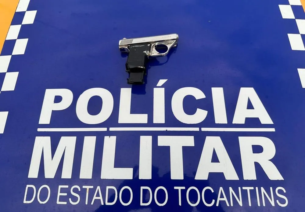 Arma de fogo do tipo pistola calibre .635 foi apreendida pelos militares – Foto: Alessandro Ferreira / Agência Tocantins