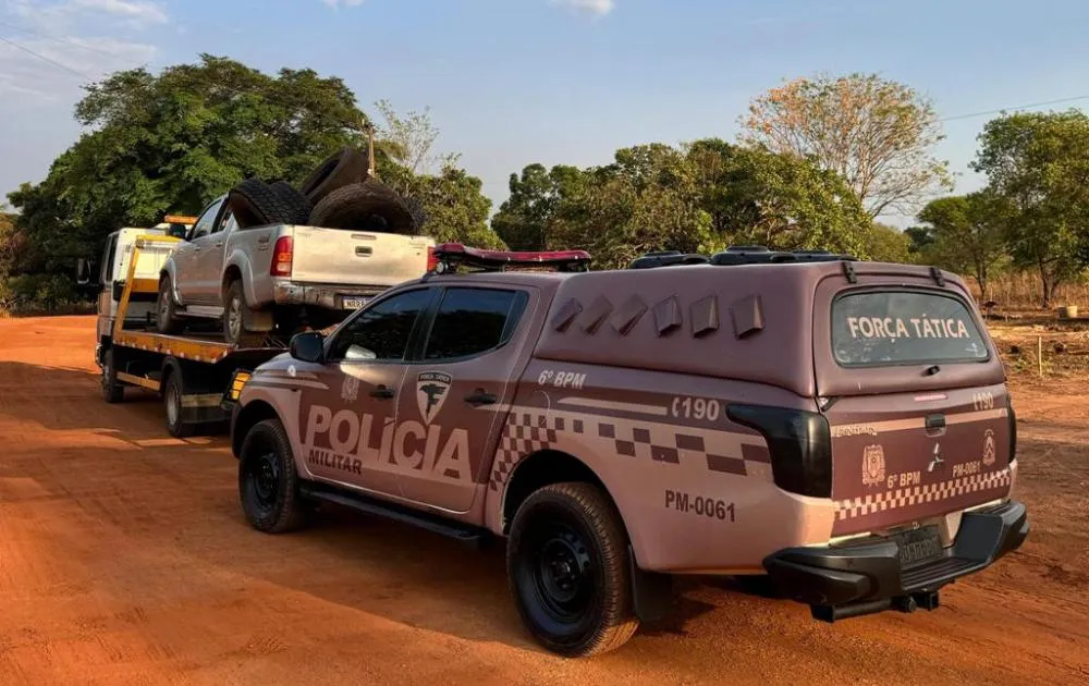 O condutor de uma caminhonete que transportava uma carga de pneus desobedeceu a ordem de parada e empreendeu fuga, o indivíduo abandonou o veículo e fugiu a pé após entrar em uma área de mata – Foto: Alessandro Ferreira / Agência Tocantins