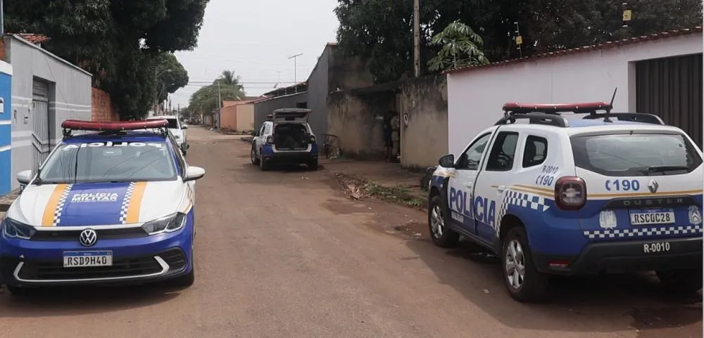 Os militares localizaram a motocicleta escondida no quintal da residência – Foto: Alessandro Ferreira / Agência Tocantins