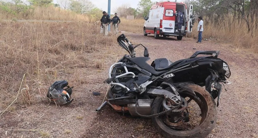 Uma equipe da Polícia Rodoviária Federal – PRF que passava pelo local parou para auxiliar no socorro da vítima – Foto: Alessandro Ferreira / Agência Tocantins