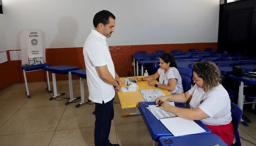 O Chefe do Executivo Estadual chegou ao local no final da manhã e, após votar, e destacou a importância do pleito para o futuro dos municípios – Foto: Divulgação