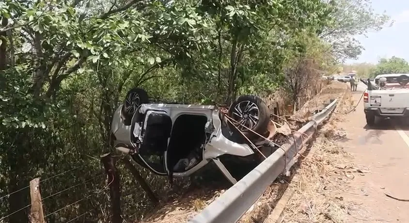 Com o impacto da batida o carro capotou várias vezes e foi parar fora da pista, ele ficou destruído – Foto: Alessandro Ferreira / Agência Tocantins