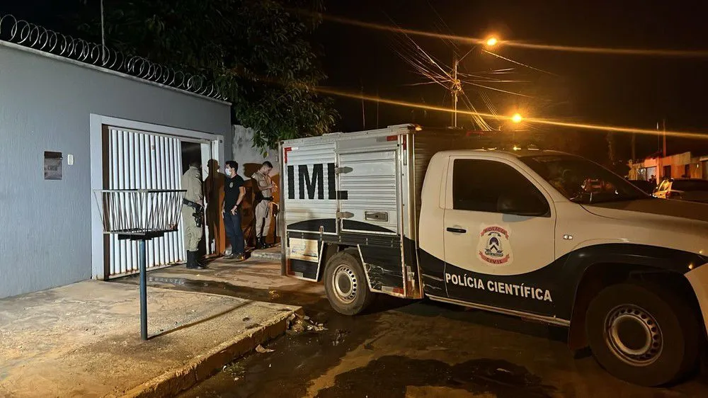 Após a realização dos serviços da perícia da Polícia Técnica Científica, o corpo foi levado para o Instituto Médico Legal – IML pelo rabecão da Polícia Civil — Foto: Ana Paula Rehbein/TV Anhanguera