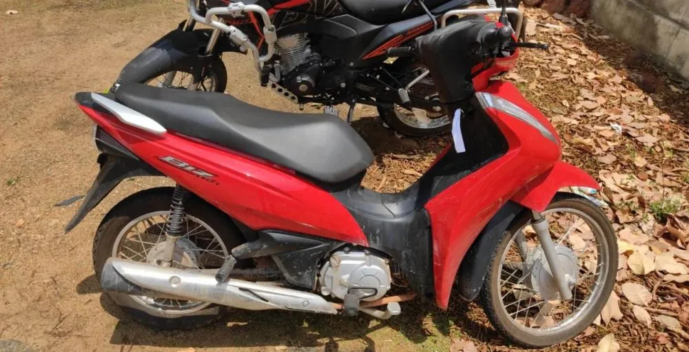 Motocicleta da marca Honda, modelo Biz de cor vermelha – Foto: Reprodução / Agência Tocantins