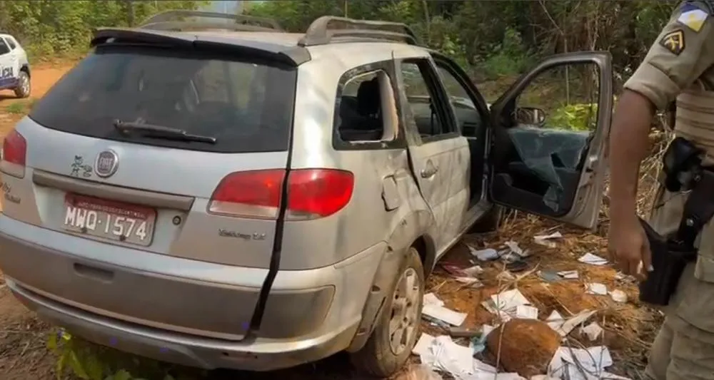 Os criminosos capotam o carro e em seguida fugiram em direção à uma área de mata após perceber a presença dos militares do 1º BPM – Foto: Alessandro Ferreira / Agência Tocantins