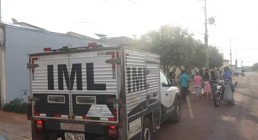 O corpo foi levado para a sede do Instituto Médico Legal – IML pelo rabecão da Polícia Civil – Foto: Alessandro Ferreira / Agência Tocantins