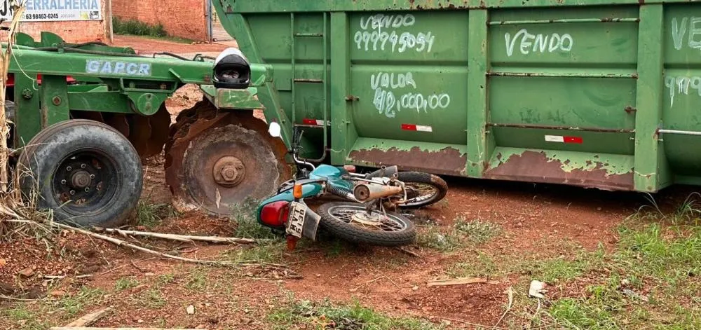 Com o acidente, a motocicleta da vítima ficou parcialmente danificada e foi parar fora da pista – Foto: Alessandro Ferreira / Agência Tocantins