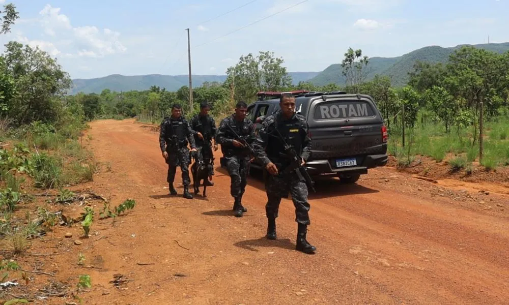 Equipes do Batalhão de Choque estão realizando buscas pela região com o intuito de capturar o suspeito – Alessandro Ferreira / Agência Tocantins