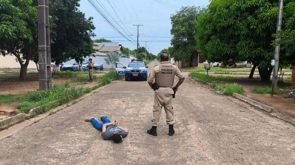 Fábio Carneiro da Silva ainda tentou fugir, porém, foi contido e preso pelos militares do 6º BPM – Foto: Alessandro Ferreira / Agência Tocantins